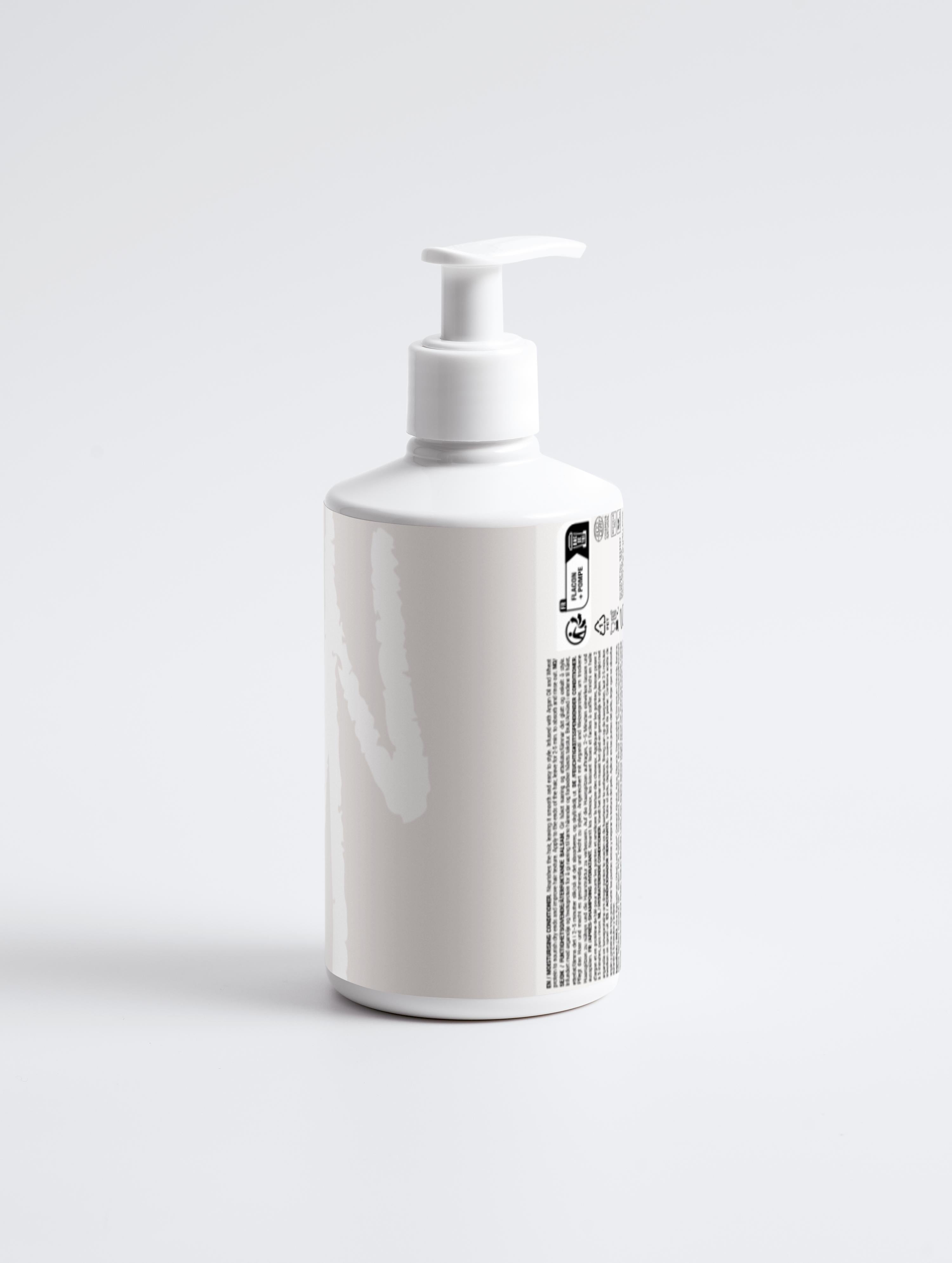 White pump bottle of Moisturising Conditioner with natural-certified formula, ideal for dry ends and lack of volume. Enriched with aloe juice and argan oil.